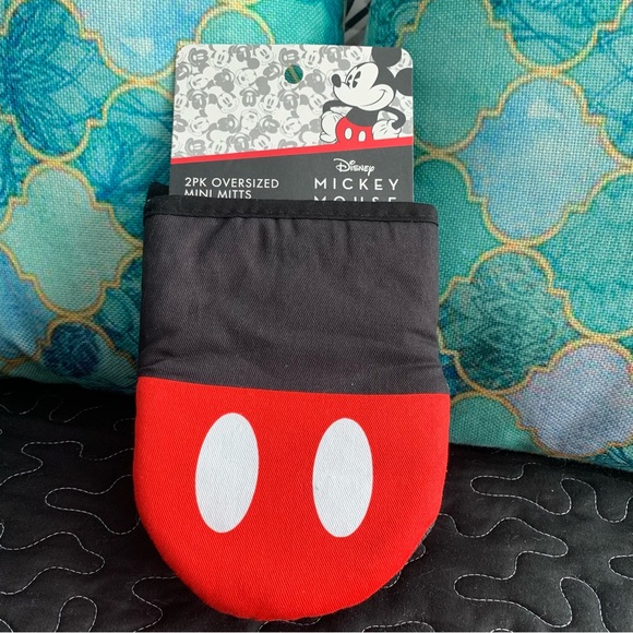 Disney Mickey Mouse Oven Mitts NEW - Picture 1 of 8